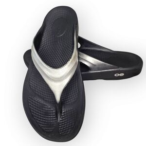 OOfos Women's OOLALA Flip FlopSilver Recovery SandalWomen's Size 9